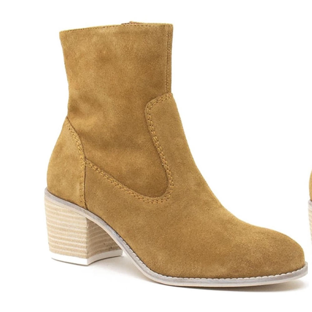 Jade Suede Block Heel Boot CREVO (color Sand)